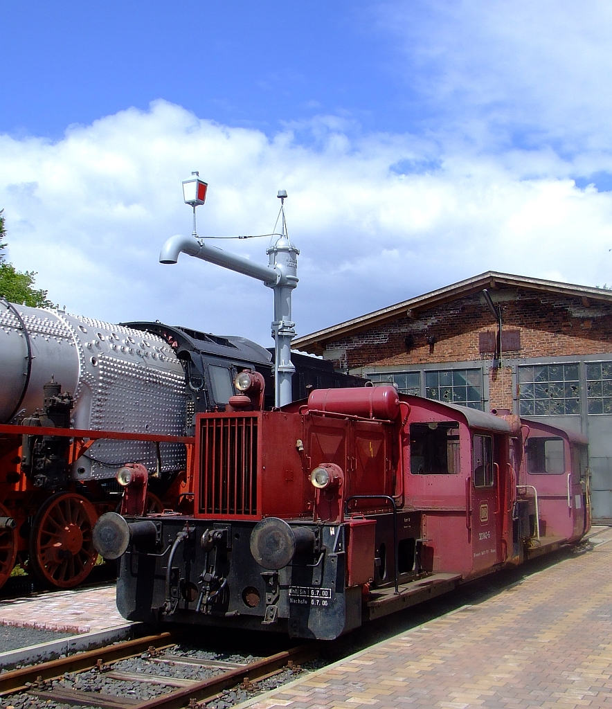 323 842-5 (Köf II) steht am 30.05.2010 in Westerburg vor der alten Lokstation der Westerwälder Eisenbahnfreunde WEF 44 508 e.V., dahinter steht 323 864-9. Die 323 842-5  Die Lok wurde 1960 (Fabr.-Nr. 13210) bei der Firma Jung in Jungenthal bei Kirchen/Sieg gebaut und an die DB als  Köf 6772   ausgeliefert. 1968 erfolgte die Umzeichnung in  323 842-5, die Ausmusterung bei der DB erfolgte 1996.