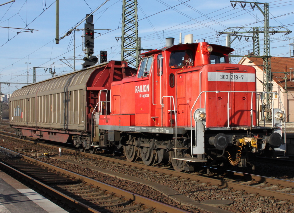 363 219-7 mit Gterwagen am 07.02.11 in Fulda