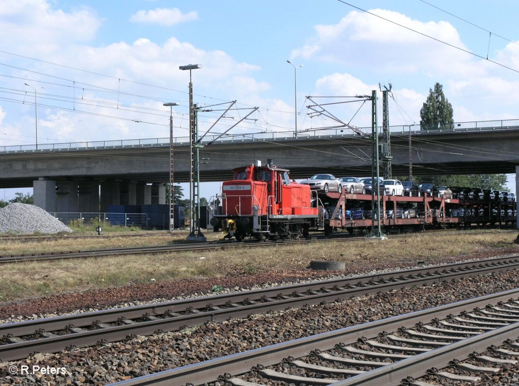 363 708-9 rangiert in Regensburg ost mit ein BMW-Autozug. 27.08.09