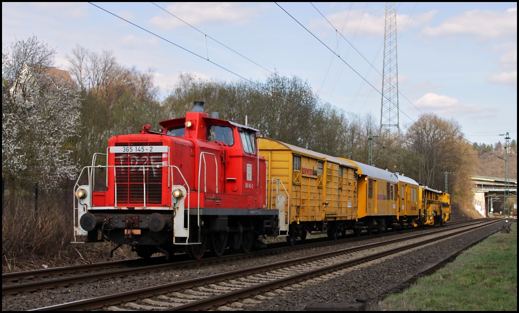 365 145 mit einem kleinen  Bauzug  (am Ende eine Schienenbearbeitungsmaschine der Art  SBM 250 ) am 01.04.12 in der Nhe von Siegen