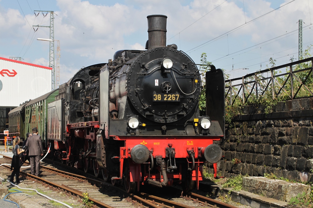 38 2267 fuhr die Besucher des Tags der offenen Tr bei Abellio im Stundentakt von Hbf zum Betriebsgelnde und vom Betriebsgelnde von Abellio wieder zurck zum Hbf. (Hagen, 04.09.10)