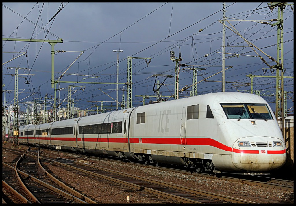 401 519/ 401 051 bei der Durchfahrt durch den Bahnhof Fulda am 02.02.13