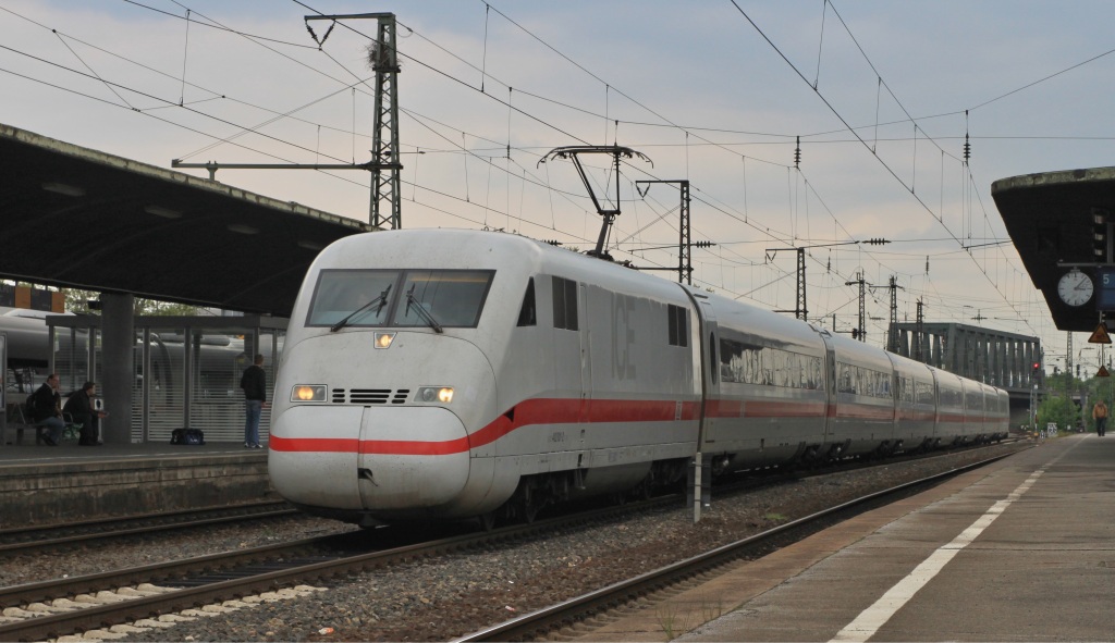 402 001 am 14.05.10 bei der Durchfahrt des Bahnhofs Kln Deutz