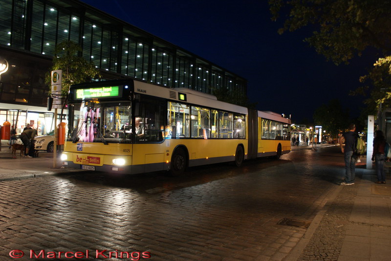 4025 am S+U Bahnhof Zoologischer Garten. 