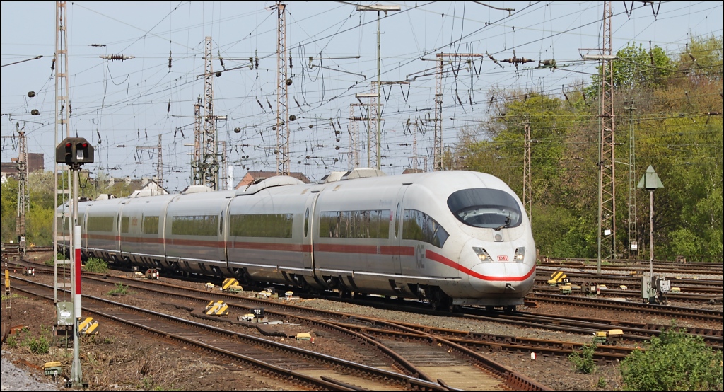 403 015 (Singen Hohentwiel) wird hier gleich den Duisburger Hbf erreichen. (09.04.11)