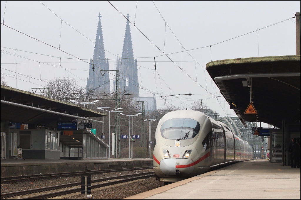 403 036 (wenn ich es noch richtig im Kopf habe...) am 19.02.11 bei der Durchfahrt von Kln Deutz