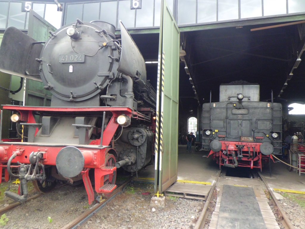 41 024 und der Tender von 23 042 im Lokschuppen in Kranichstein bei den Bahnwelttagen 2013