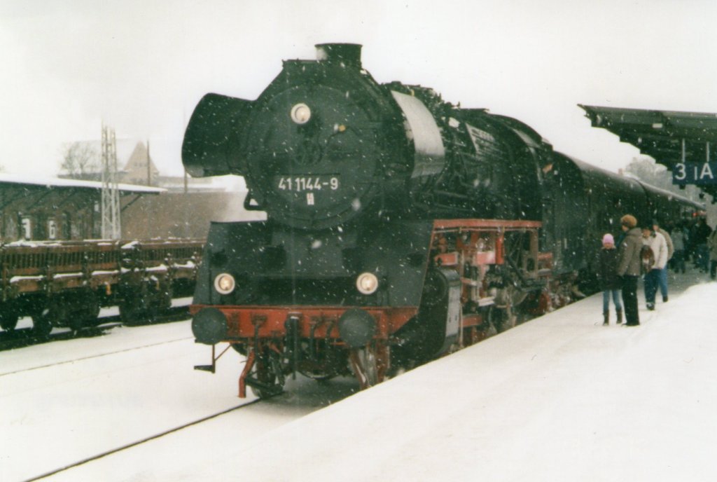 41 1144-9(IGE Werrabahn) stand mit dem Rodelblitz in Arnstadt am Bahnsteig(Gescannt)