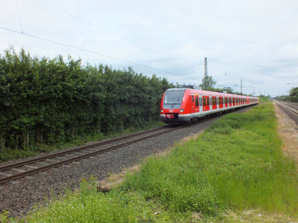 422 015 erreicht am 3.6.13 Angermund.
S1 -> Solingen Hauptbahnhof