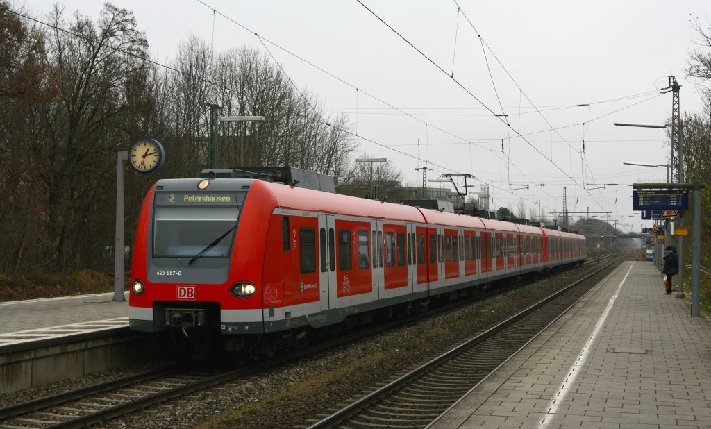 423 957-0 auf seiner Fahrt nach Petershausen hlt gerade im tristen Novembergrau des 27.11.12 in Mnchen-Riem.