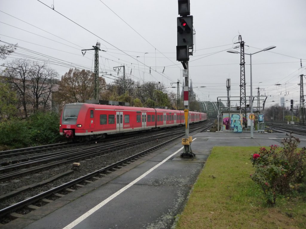 425 032 erreicht am 24.11.2012 K�ln-Messe/Deutz.
RB48 -> Wuppertal Hauptbahnhof
