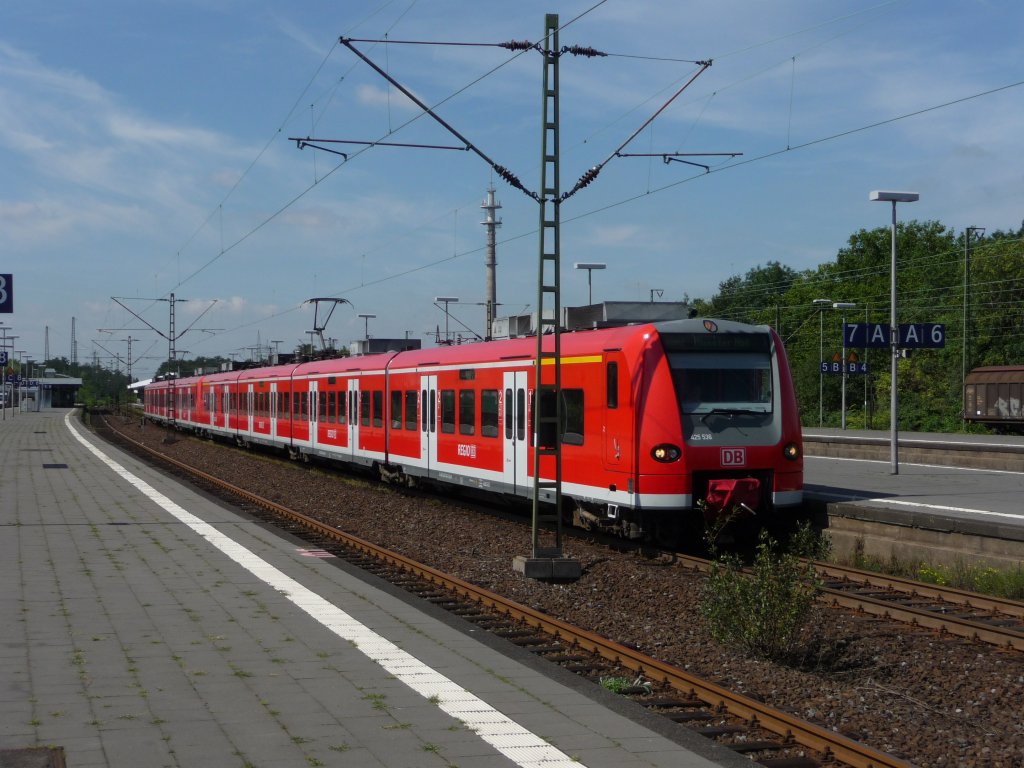 425 036 und ein weiterer 425er verlassen am 20.08.2011 den Gelsenkirchener Hauptbahnhof.
RB42 -> M�nster Hauptbahnhof