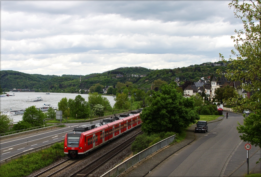 425 054 auf dem Weg in Richtung Koblenz am 10.05.13 in Linz am Rhein