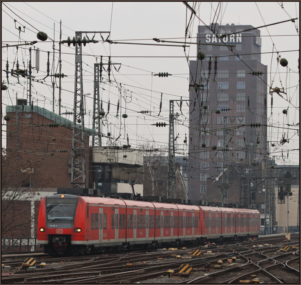 425 106 und noch ein weiterer 425er als RB 48 nach Wuppertal bei der Einfahrt in den Klner Hauptbahnhof am 19.02.11. 