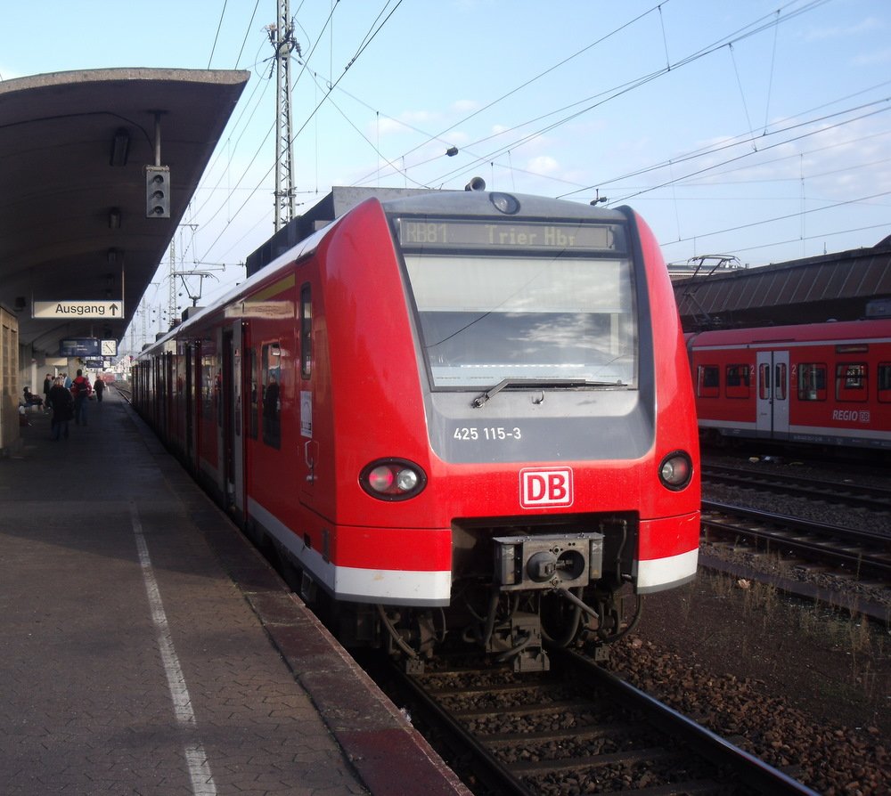 425 115 3 steht als RB nach Trier abfahrbereit im Koblenzer Hbf am 21.11.2009