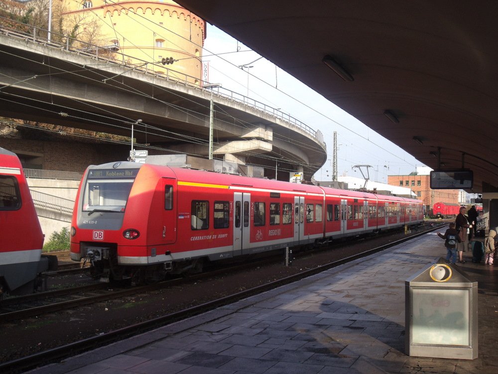 425 675 8 soweit ich es erkennen kann langweilt sich in Koblenz rum, gesehen am 21.11.2009, nur noch bis zum Juni fahren die Dinger auf der Mosel.....