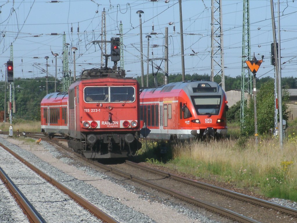 429 030 fuhr,am 28.Juni 2011,in Bergen/Rgen ein,whrend 155 223 mehrere Stunden auf Ausfahrt wartete 