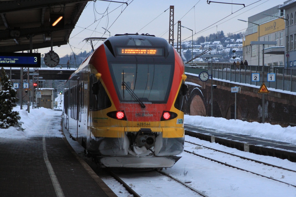 429 044 der Hessischen Landesbahn verlsst am 28.12.10 den Siegener Bahnhof in Richtung Frankfurt (Main) Hbf