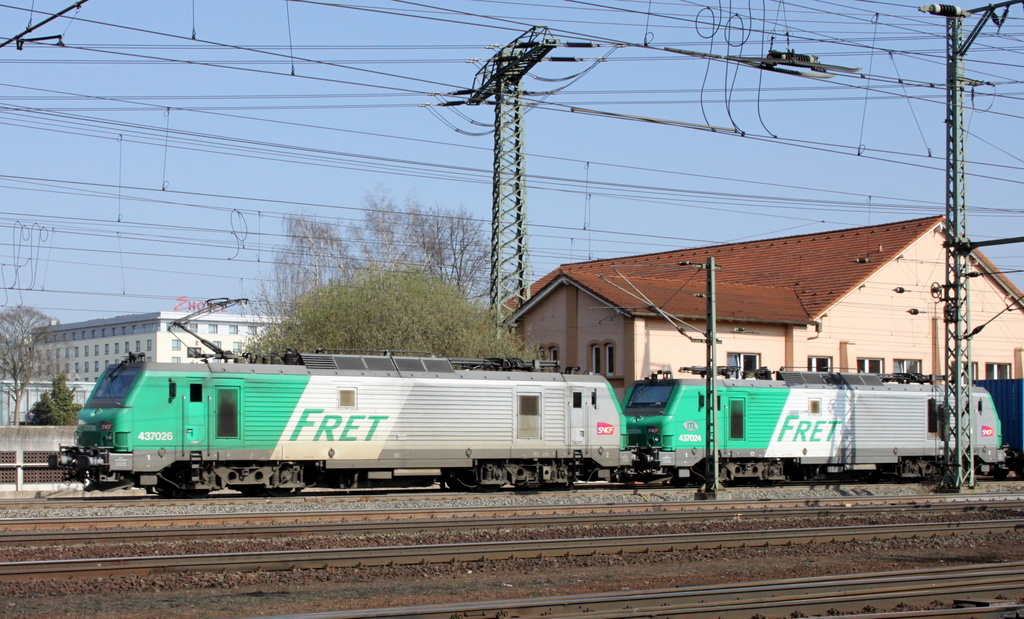 437 026 und 437 024 mit Blauerwand am 29.03.11 in Fulda

