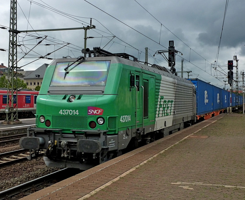 437014 mit blauem Containerzug am 18.08.10 in Fulda