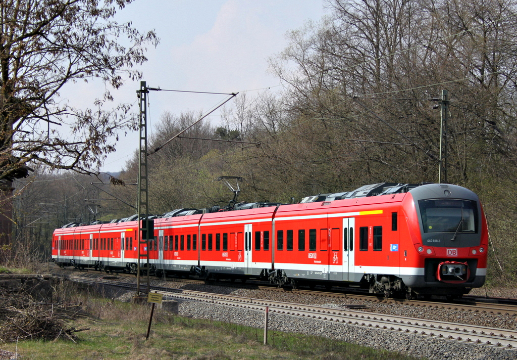 440 818 und ein weitere 440er als RB nach Schlchtern am 04.04.12 in Vollmerz
