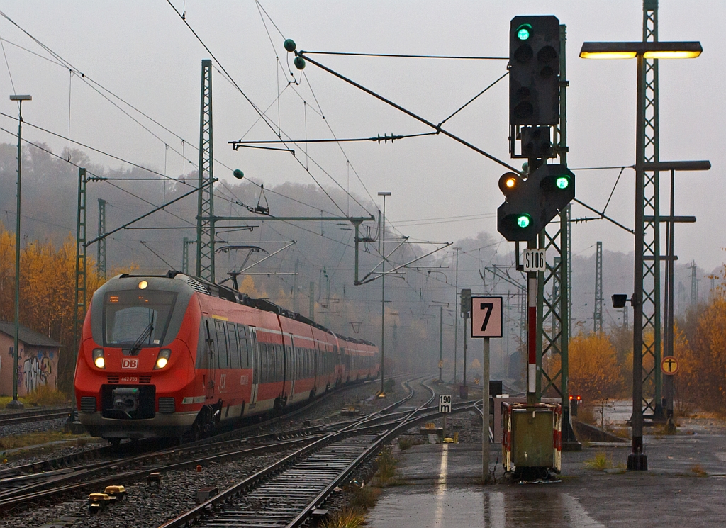 442 255 / 755 und 442 255 / 758 (Zwei gekuppelte 4-teilige Talent 2) fahren als RE 9 - Rhein Sieg Express (RSX) Aachen - Kln - Siegen, am 18.11.2012 (bei Nieselregen) in den Bahnhof Betzdorf/Sieg ein.