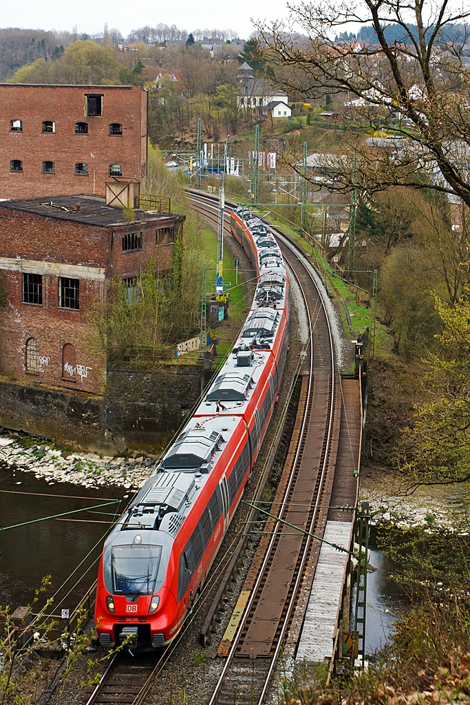 442 255 / 755 und 442 254 / 754 (zwei gekuppelte 4-teilige Tallent 2) als RE 9 (rsx - Rhein-Sieg-Express)  Siegen - Kln - Aachen fhrt in Richtung Kln, hier am 21.04.2013 auf der Siegbrcke kurz vor dem 32 m langen Mhlburg-Tunnel (wird auch Mhleberg-Tunnel genannt) in Scheuerfeld / Sieg.