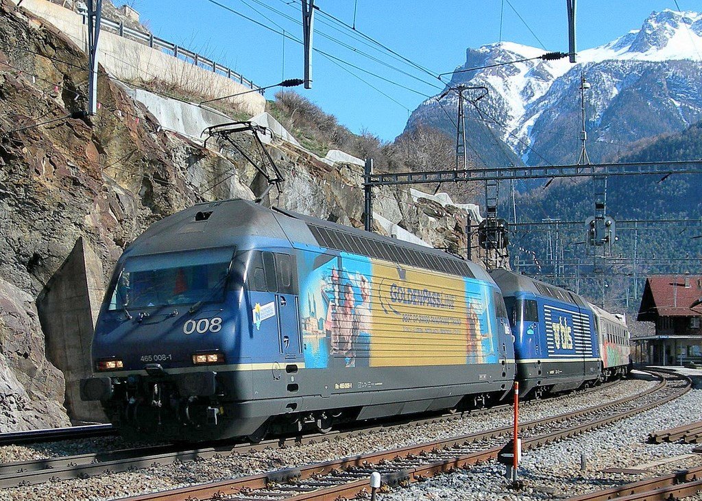 465 008-1 und eine Schwesterlok schleppen eine Rola die BLS Sdrampe hinauf. Bild bei Lalden am 16. Mrz 2007. 