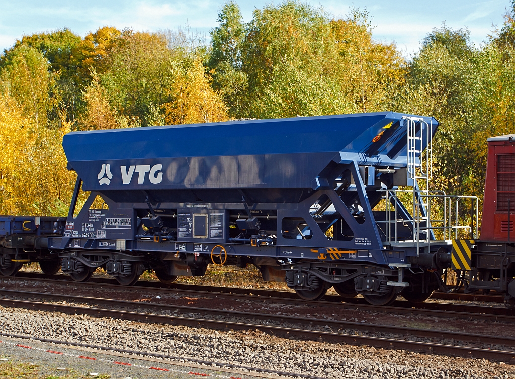 48 m Schttgutwagen (fr Schotter) Facnps (37 80 6949 001-9) der VTG AG am 18.10.2012 im Bahnhof Herdorf (auf Gleis 4). 
Das Besondere dieses Waggons ist zum einen, dass das Ladegut nicht nur rechts- und linksseitig sondern auch gleismittig entleert werden kann. Zum anderen ist er bei einem Ladevolumen von 48m mit 12,50 Meter Lnge besonders kurz. So knnen in einem Zugverband mehr Waggons fahren und dementsprechend mehr Ladung transportiert werden.