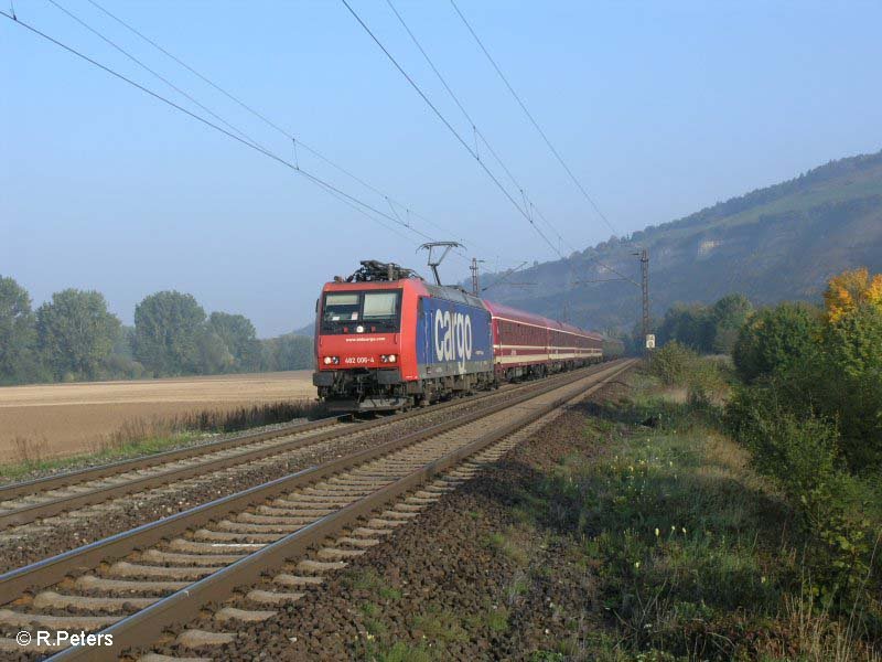 482 006-4 zieht bei Thngersheim ein Sonderzug zum Oktoberfest nach Mnchen. 27.09.08