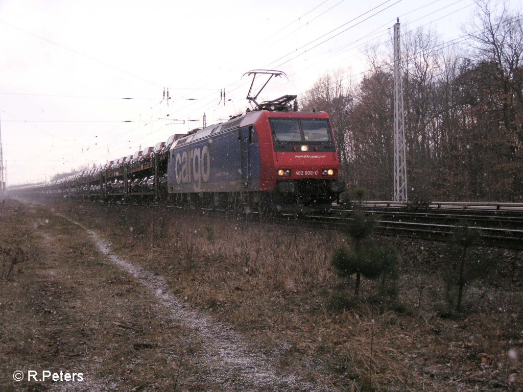 482 008 zieht bei Berlin-Friedrichshagen ein HGK-Ford Autozug nach Guben. 19.03.08