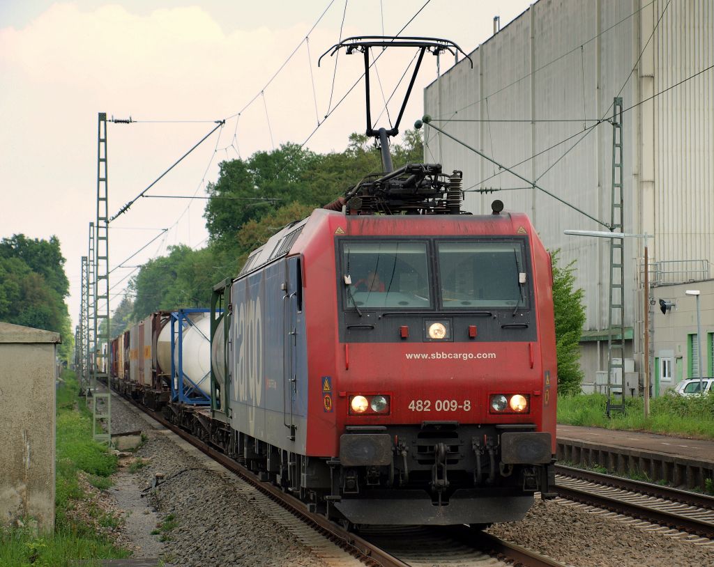 482 009-8 rollte mit dem DGS 41487 nach Masclavata durch Forchheim bei Karlsruhe am 26.4.11. Gru an den TF !!!