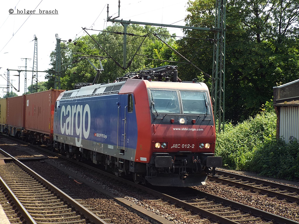 482 012 ist am 18.06.13 mit einen containerzug durch harburg gerauscht 