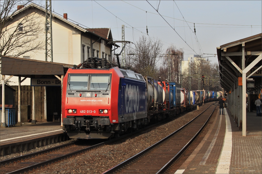 482 013 durchfuhr am 12.03.11 den Bahnhof Bonn Beuel in Richtung Sden