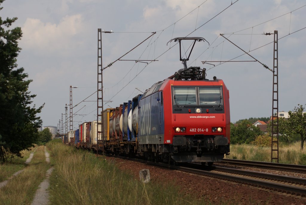 482 014-8 mit einem Containerzug in Wiesental am 04.08.2010