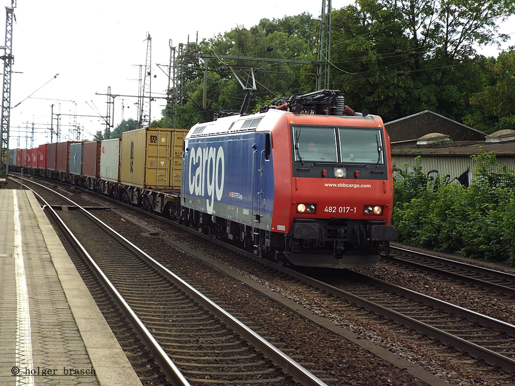 482 017-1 ist mit einen intermodal am 25.06.13 durch harburg gefahren