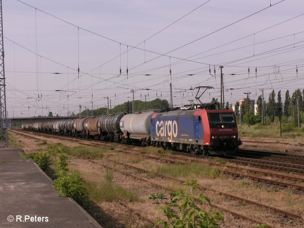 482 018-9 wartet in Eisenhttenstatd mit ein Kesselzug auf freie fahrt. 28.05.08