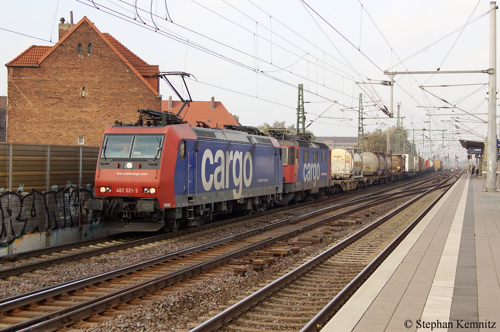 482 021-3 SBB Cargo fr TX Logistik AG & 421 380-7 SBB Cargo Deutschland GmbH (kalt) mit einem Containerzug in Hannover Linden/Fischerhof Richtung Ahlten unterwegs. 25.10.2011