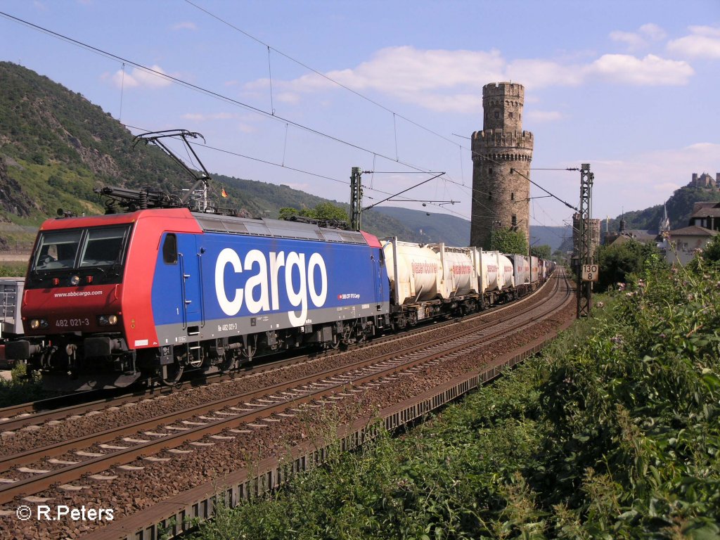 482 021-3 zieht ein Intermodalzug die linke Rheinseite rauf bei Oberwesel. 24.07.08