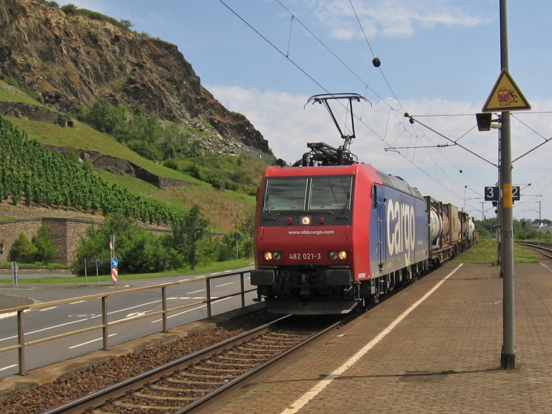 482 021 am 26.07.07 bei der Durchfahrt von Leutesdorf (Rhein)