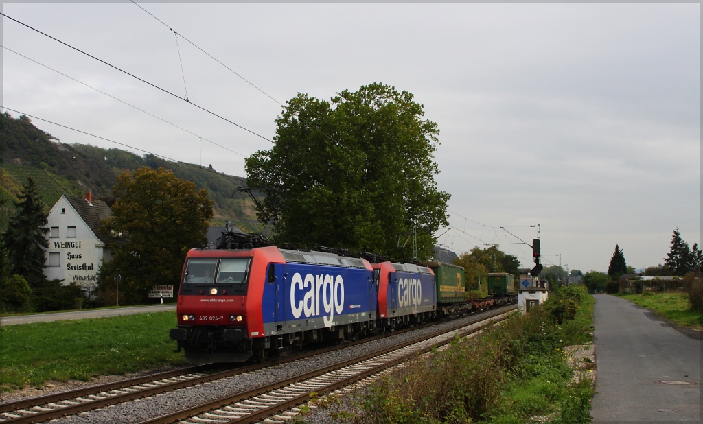 482 024 und 482 012 mit einem KLV Zug in Richtung Norden am 11.10.12 in Leutesdorf