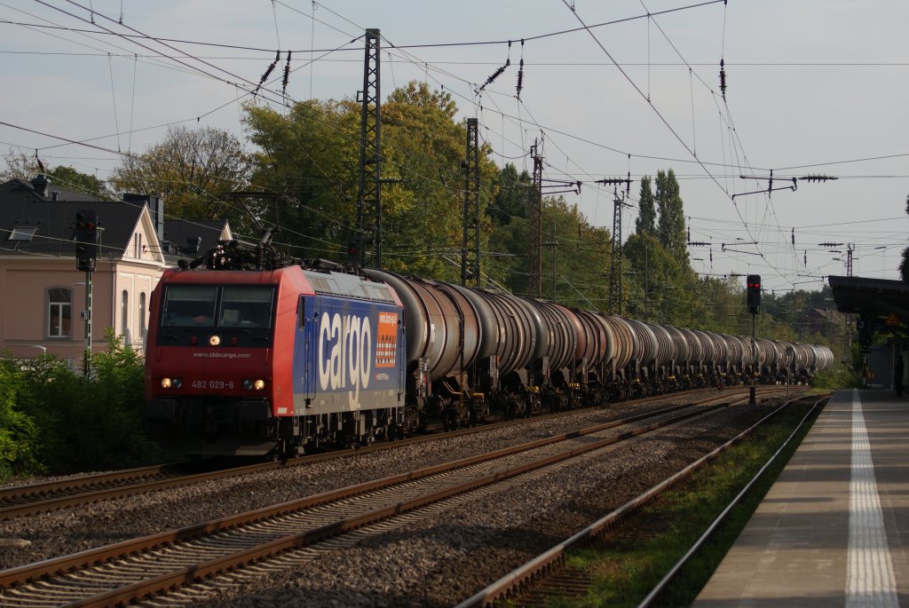 482 029-6 mit einem Kesselwagenzug in Hilden am 07.10.2010