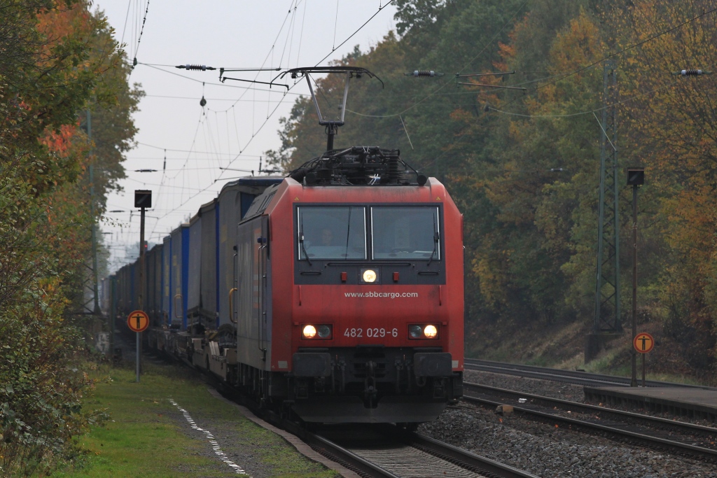 482 029 (angemietet von Locon) mit einem  Walter  am 23.10.10 bei der Durchfahrt von Lang Gns in Richtung Gieen