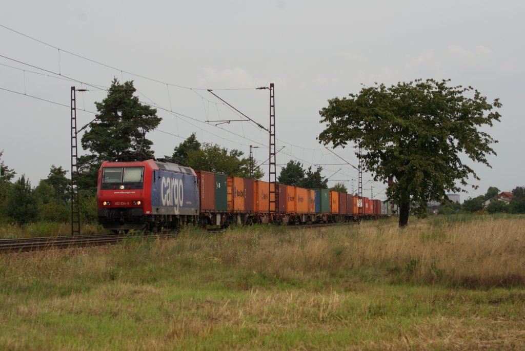 482 034-4  Duisburg  mit einem Containerzug in Wiesental am 04.08.2010