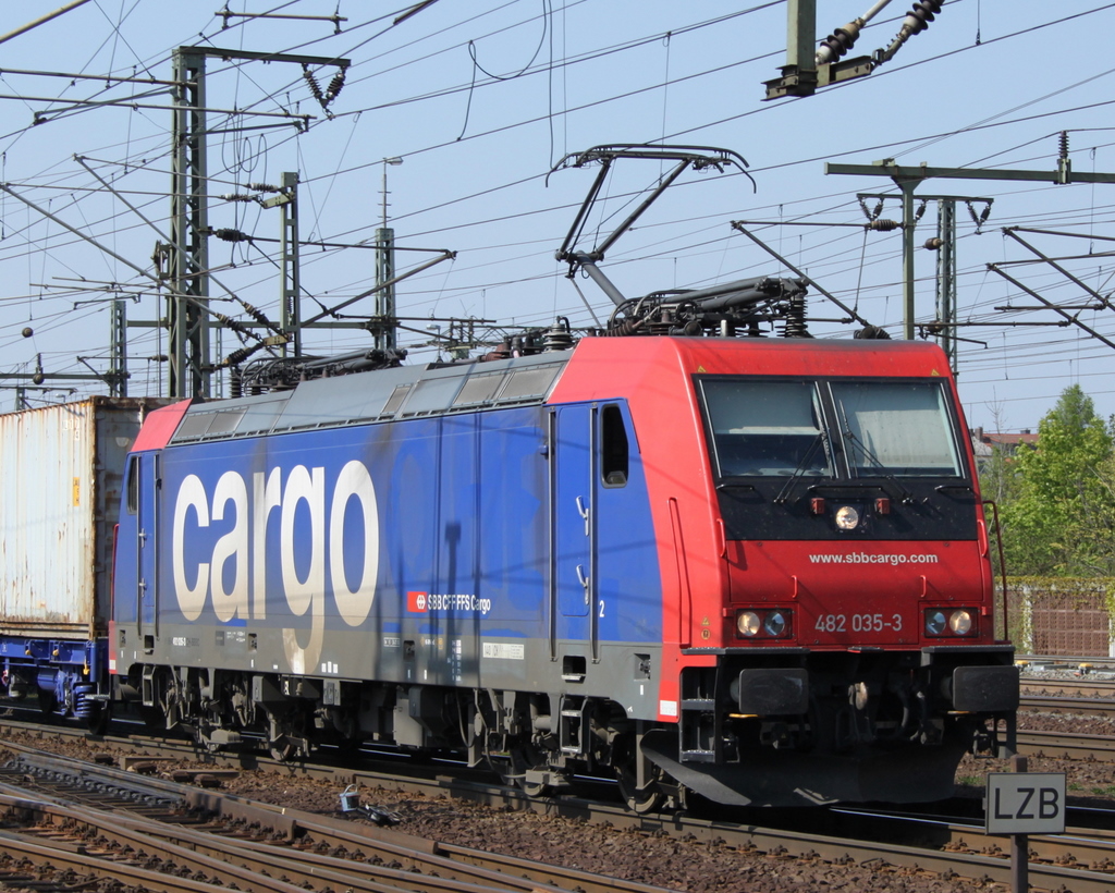 482 035 SBB/OHE mit Containerzug am 20.04.11 in Fulda. Gru an den Tf!

