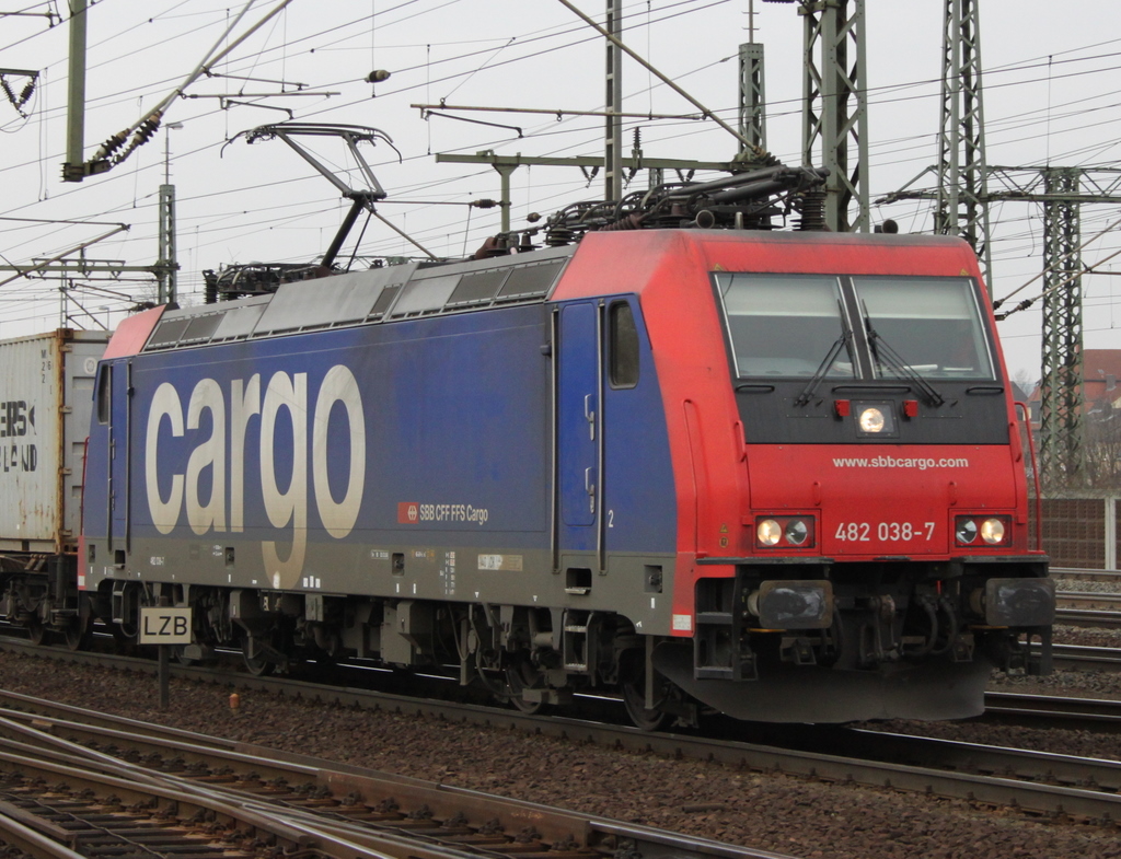 482 038 mit Containerzug am 24.02.11 in Fulda