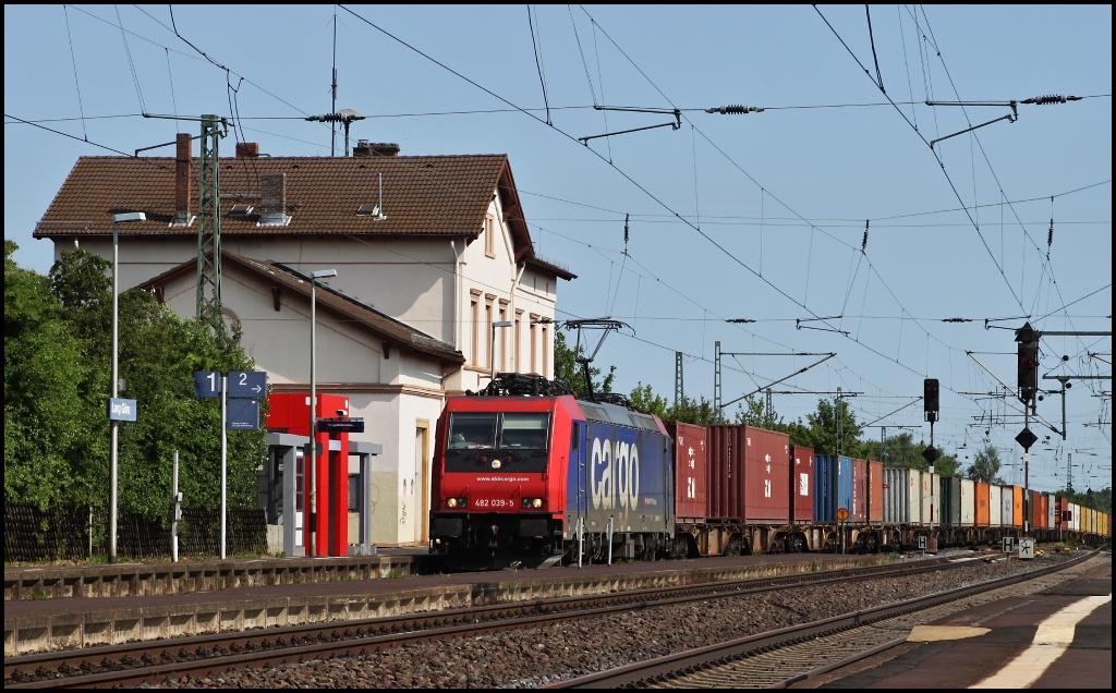 482 039 mit Containerzug in Richtung Frankfurt bei der Durchfahrt von Lang Gns am 03.06.11