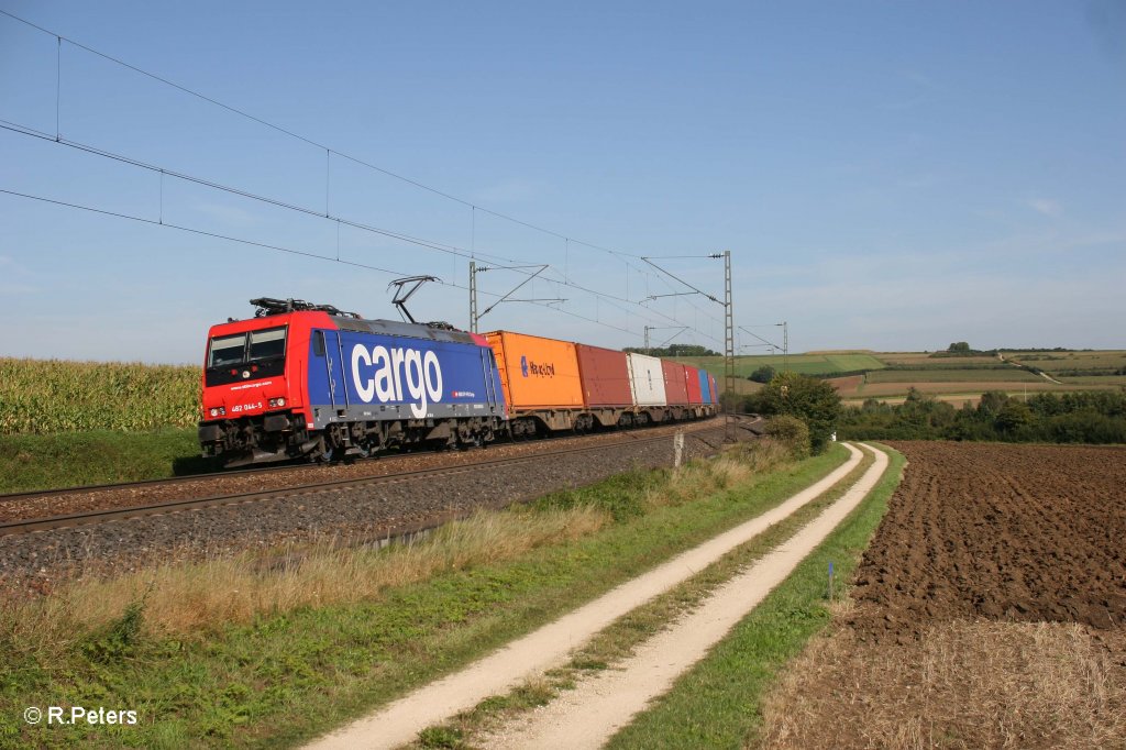 482 044-5 mit Containerzug bei Einfahrt in Treuchtlingen. 16.09.11