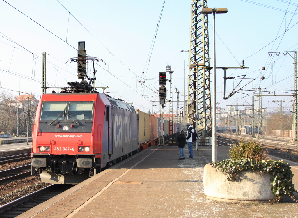 482 047 mit Containerzug am 28.01.11 in Fulda