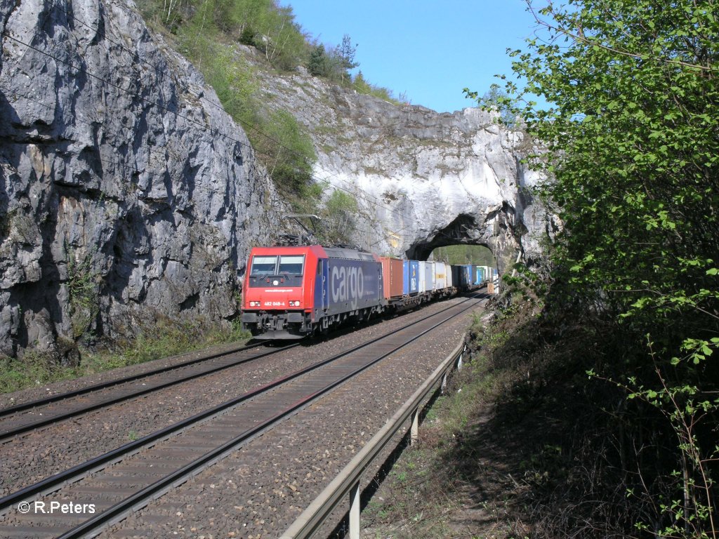 482 049-4 zieht mit einem Containerzug durchs Felsentor. 29.04.10